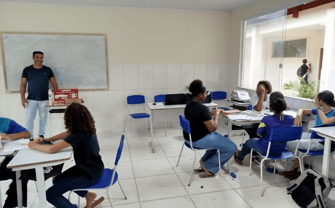 Professor em sala de aula com estudantes